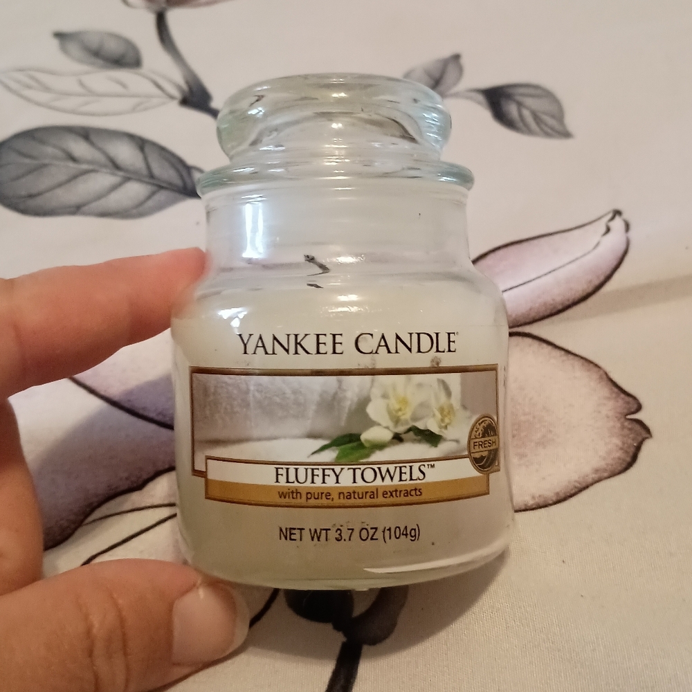 Yankee Candle Fluffy Towels Jar Candle 3.7 Oz.  104g